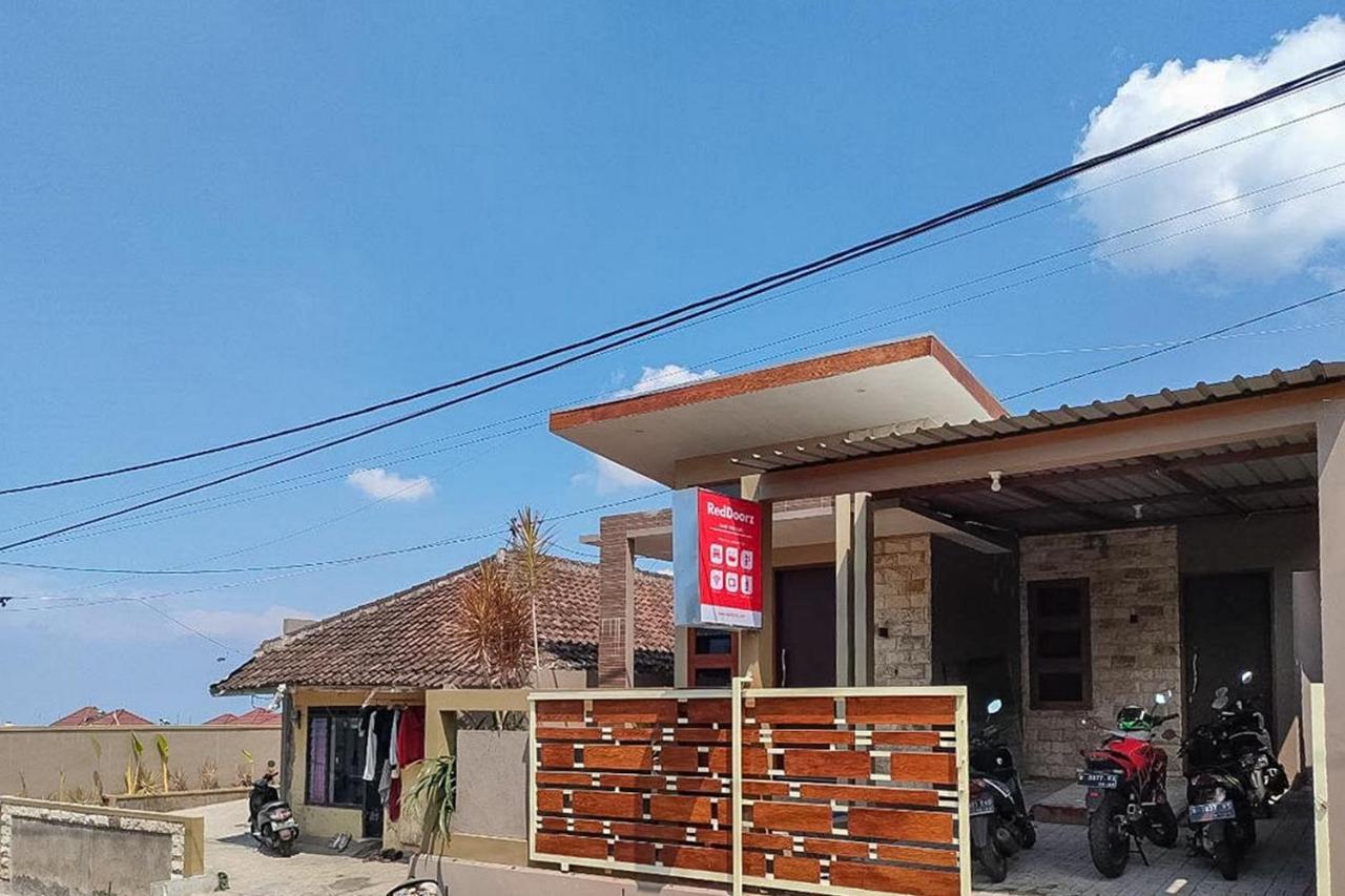 Отель Reddoorz Near Bns Batu Tlekung Экстерьер фото